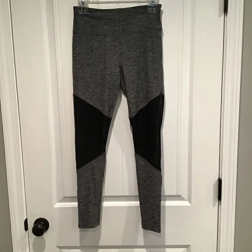 🌺3 FOR $20🌺 - Vogo Heathered gray mesh panel leggings S